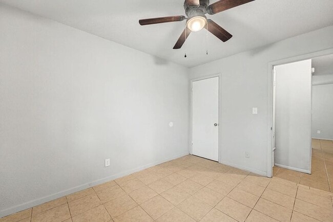 Building Photo - 911 S 10th St