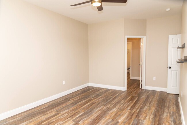 Building Photo - Condo Living 26 Hundred sq Ft!!