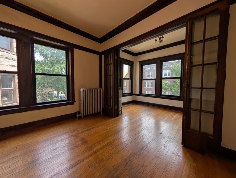 Building Photo - 2421 N Sawyer Ave