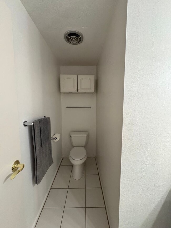 Building Photo - Pet friendly! 2 bedrooms, 1.5 bath, 1 park...