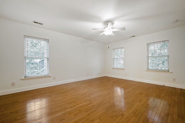 Building Photo - 3 bed, 3.5 bath with expansive deck and fe...