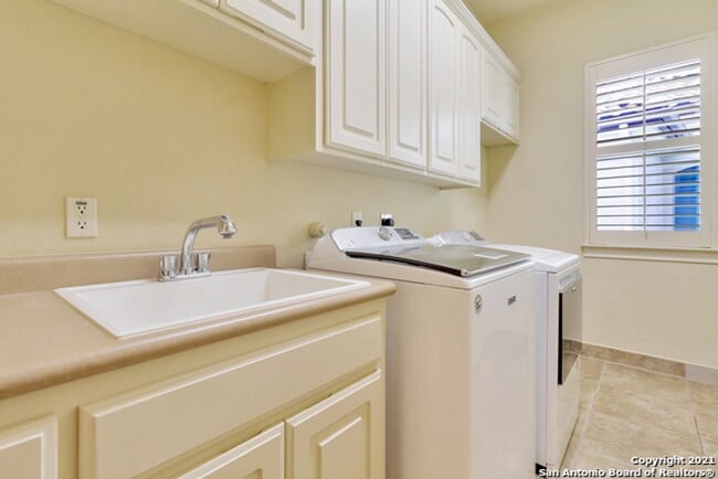 Building Photo - 4 Bedroom/4 Bath Champion Ridge Subdivision