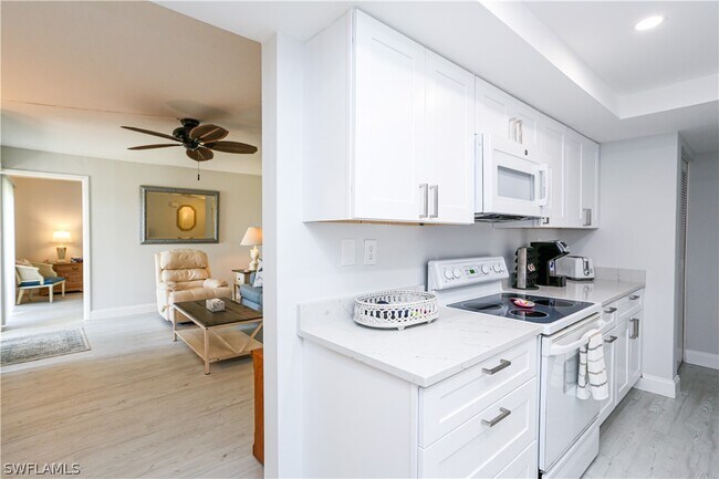 Building Photo - 3645 Boca Ciega Dr