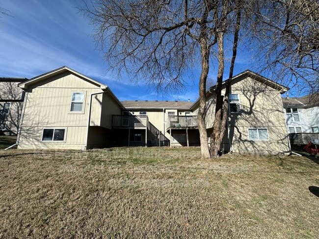 Building Photo - 817 NE Independence Ct