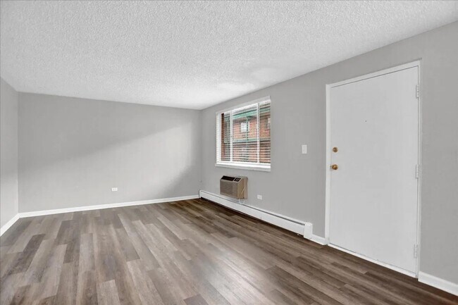 Building Photo - Beautifully Updated 1 Bed/1 Bath Apartment...