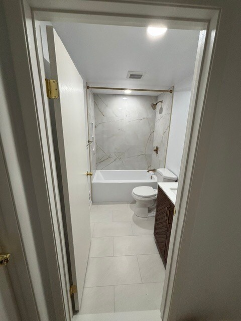 Spa-like bathroom w/porcelain tiles - 16 Brittany Dr