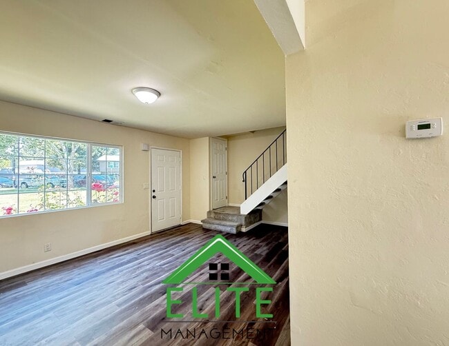 Building Photo - Charming and Updated Townhome in the Heart...