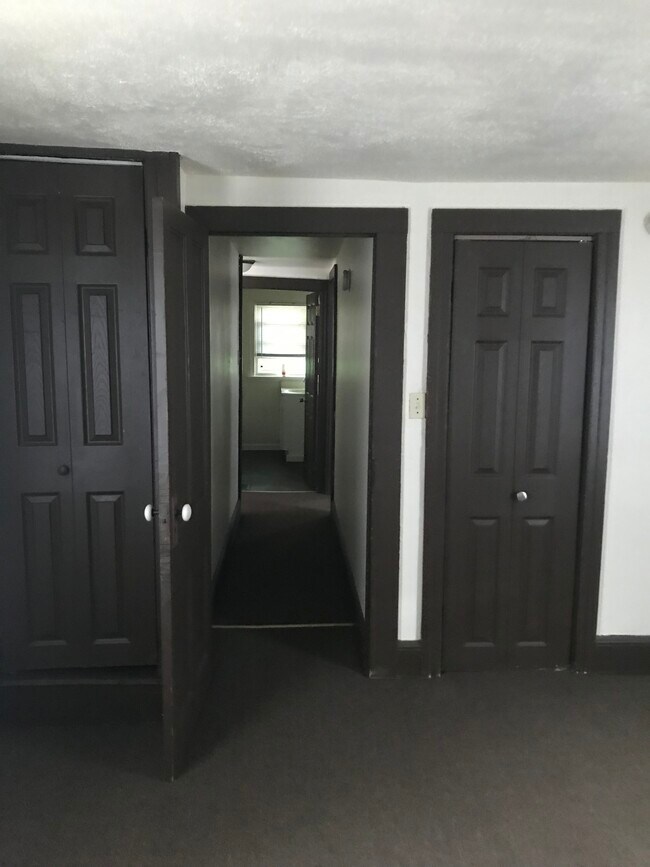 Building Photo - 823 Memorial Ave
