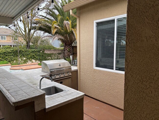 Building Photo - Lakeside Community Beauty