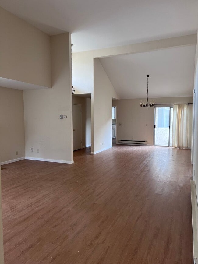 Building Photo - Large 3BR/2BA Townhouse, 2 Car Garage, Was...