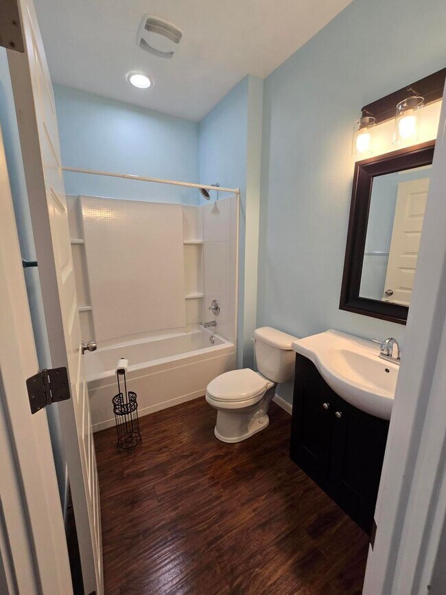 Building Photo - 4 Bedroom, 3 Bathroom House!