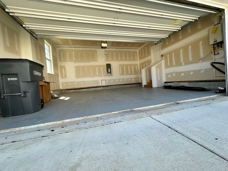 Building Photo - 304 Greymoor Ln