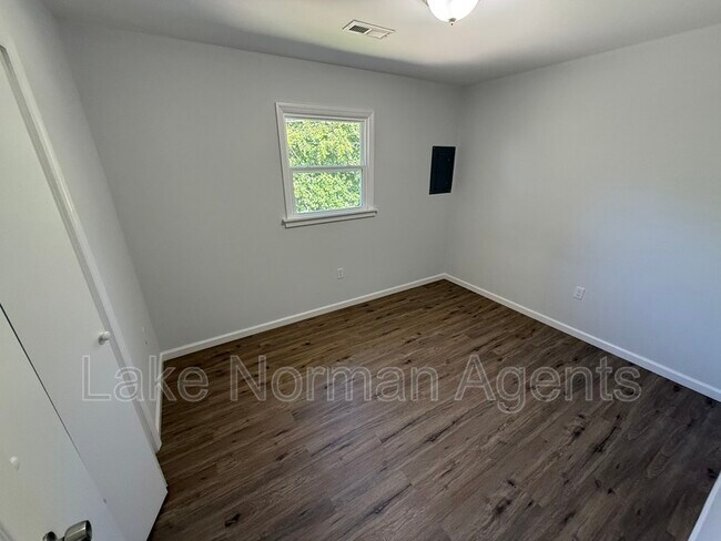Building Photo - 2320 Shade Tree St