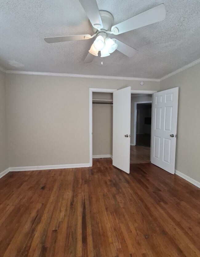 Building Photo - 206 W 60th St