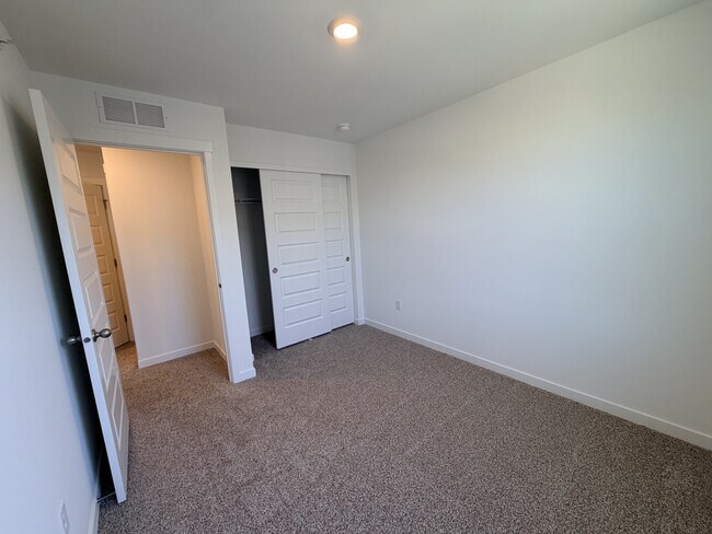 Building Photo - 563 Yosemite Wy