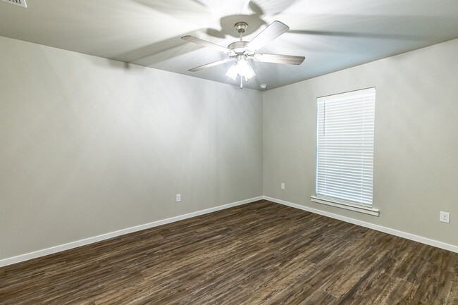 Building Photo - Beautiful 3 bed 2 bath!