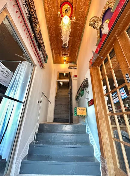 foyer with mailboxes - 117 W Harrison Ave