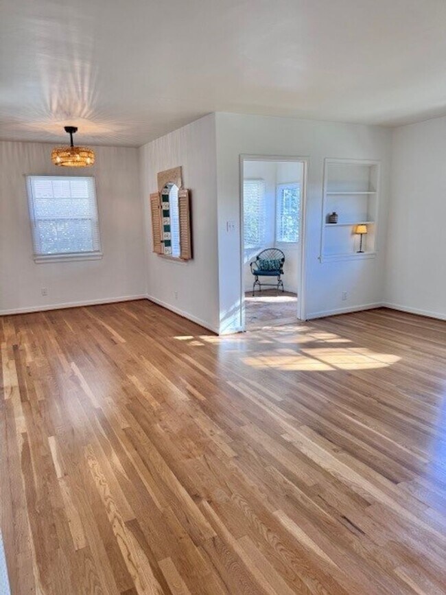 Building Photo - One bedroom, one bath in La Crescenta