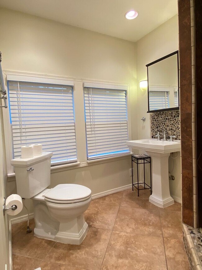 Building Photo - 2 Bedroom 2 Bathroom plus Bonus Room with ALL Appliances Included