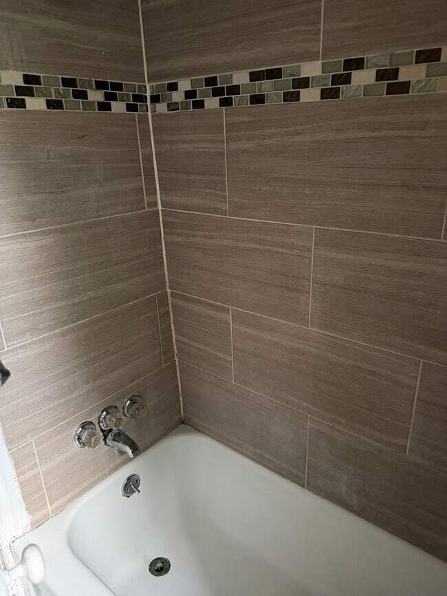 Building Photo - Port Richmond-traditional 3 bedroom home f...