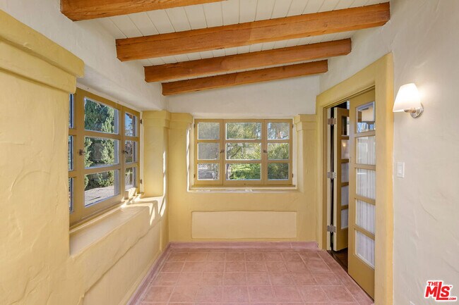 Building Photo - 500 N Las Palmas Ave