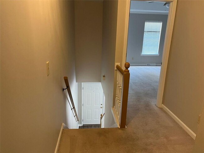 Building Photo - 326 Leafmore Rd SW