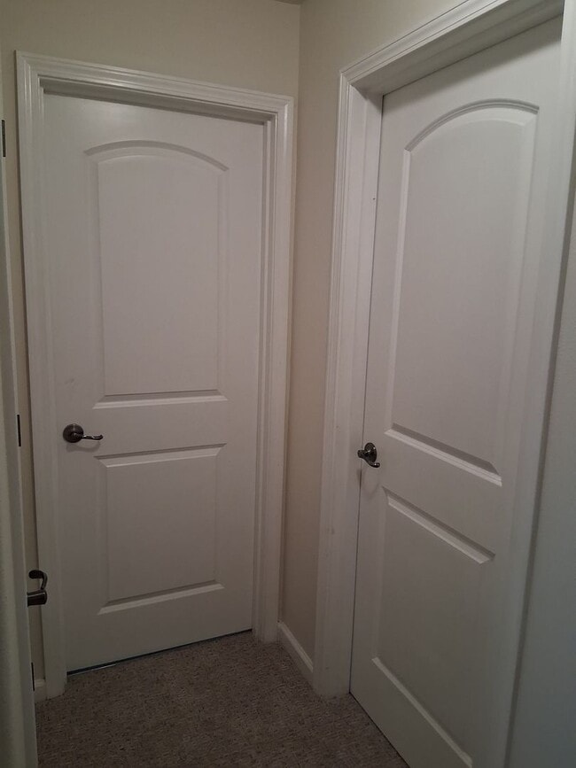 Building Photo - Cute, clean 2 bedroom upstairs apartment with patio.