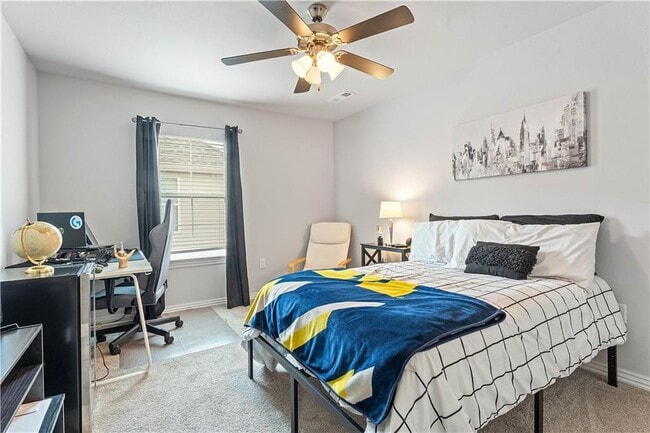 Building Photo - 4407 SW Bison St