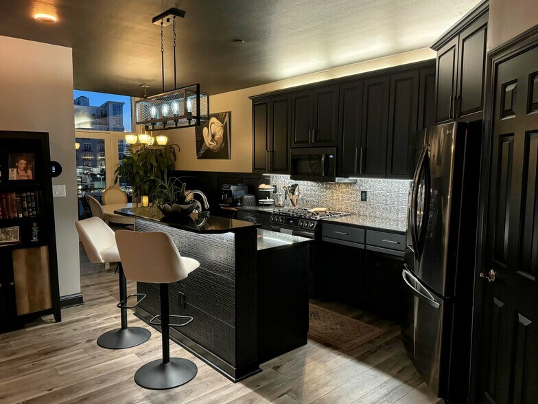 Building Photo - 1515 N Van Buren St