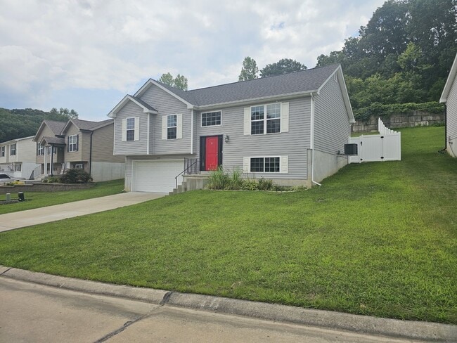 Building Photo - Wonderfully updated split foyer homes loca...