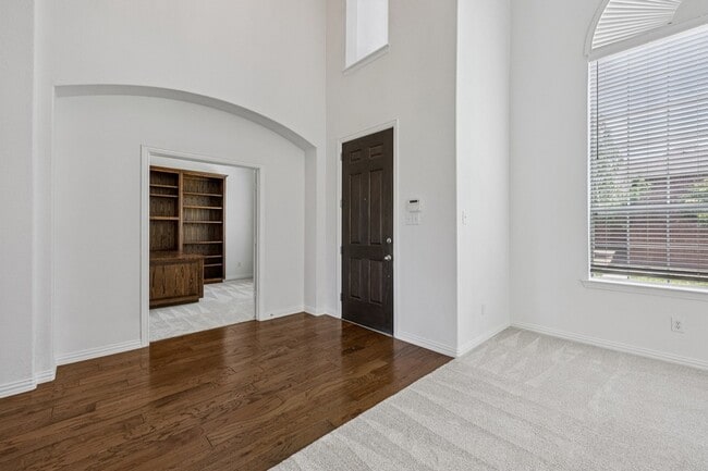 Building Photo - 11295 Apple Valley Dr