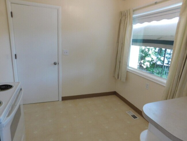 Building Photo - 750 Menlo Dr N