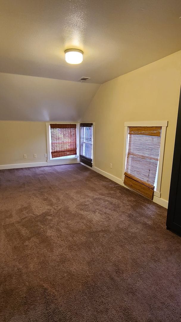 Building Photo - GREAT DOWNTOWN LOCATION!! GATED PARKING!