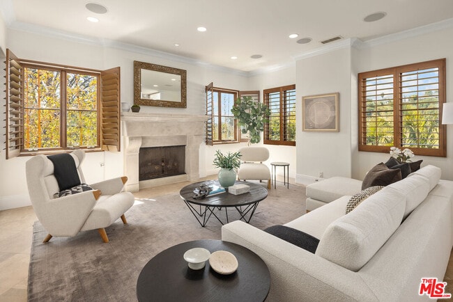 Building Photo - 587 Entrada Dr