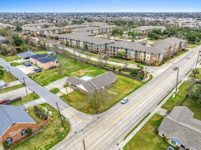 Building Photo - 1412 W McNeese St