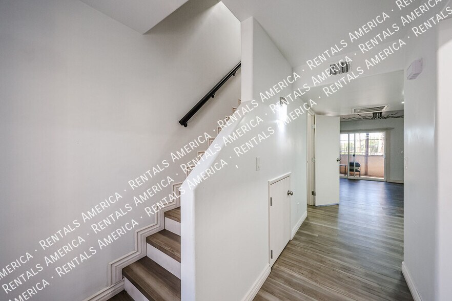 Building Photo - 1601 W Sunnyside Dr