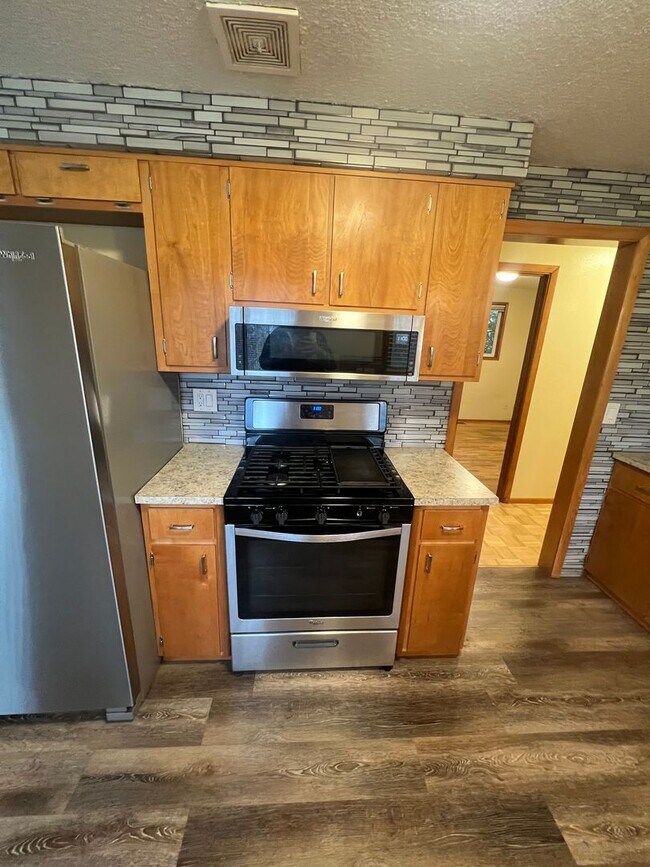 Building Photo - A great connection make all the difference!