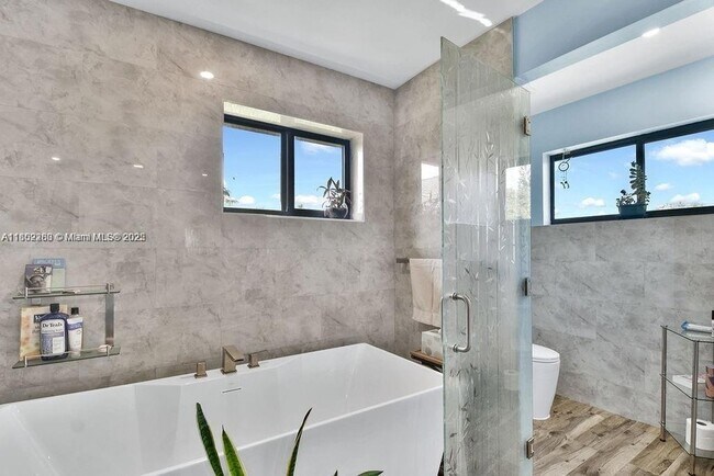 Building Photo - 5425 SW 190th Ave