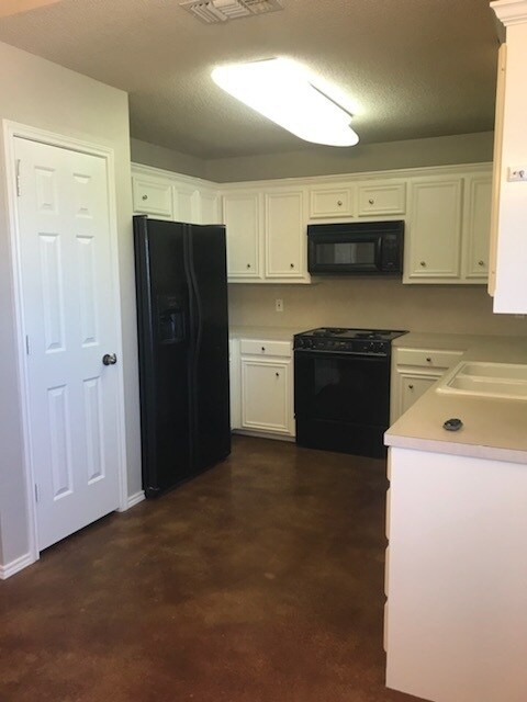 Building Photo - Comfortable & Convenient Living