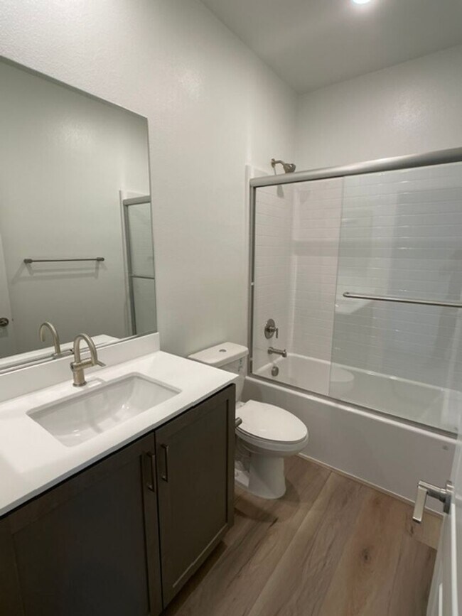 Building Photo - Camarillo 3 Bed 4 Bathroom Never Lived In Condo