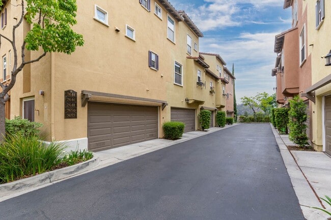 Building Photo - 3 Bedroom Townhome in the Escala Community of Mission Valley