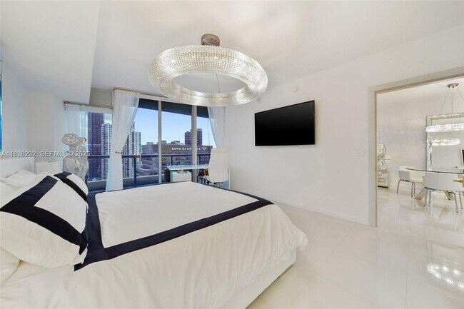 Building Photo - 495 Brickell Ave