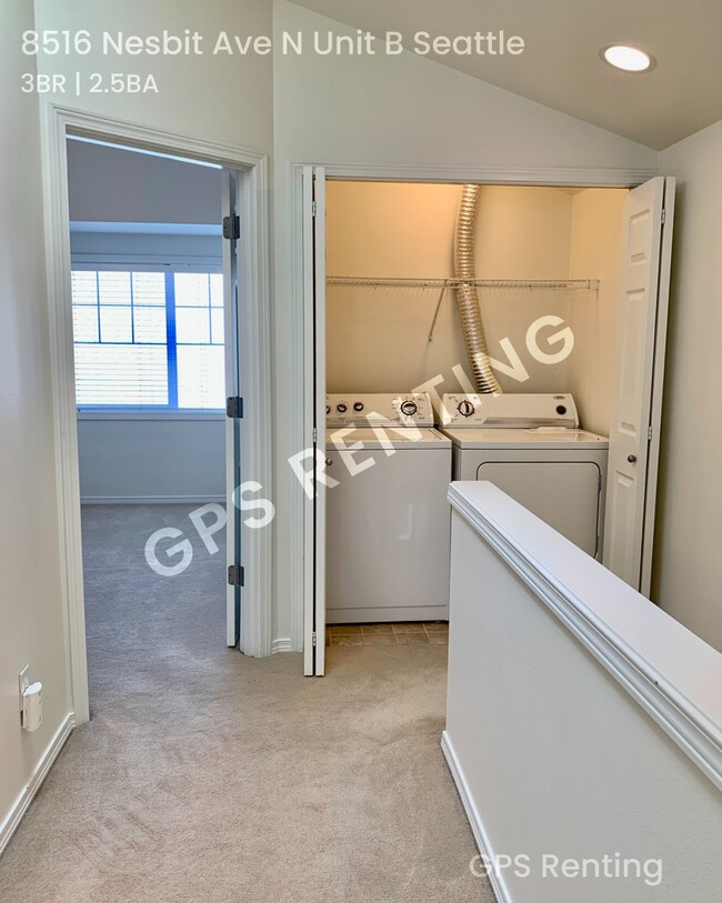 Building Photo - Beautiful N. Seattle 3 story townhouse wit...