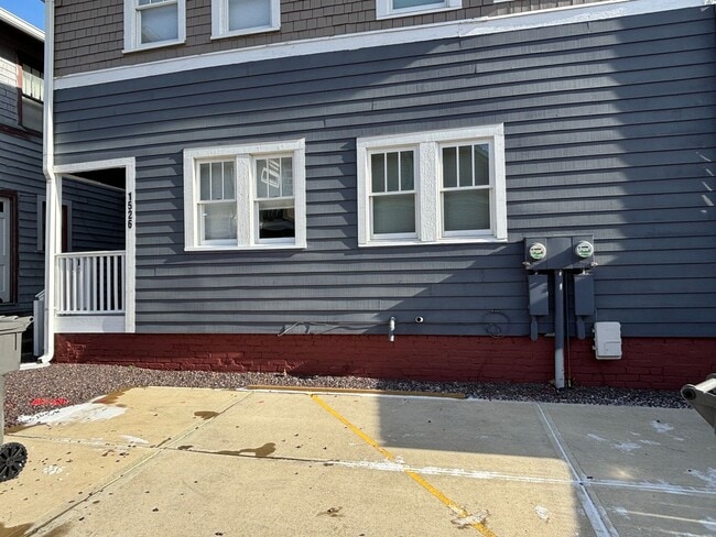 Building Photo - 2 Bed, 2 Bath Minutes from Downtown!