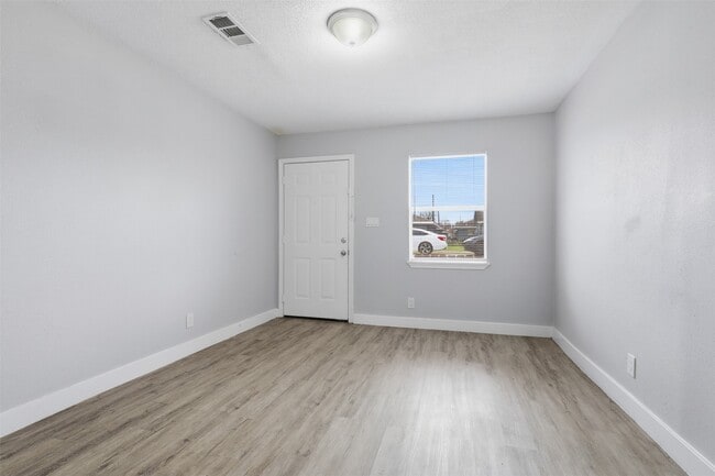 Building Photo - 7823 Glass St