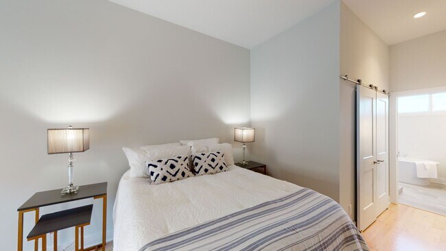 Building Photo - Modern Townhome with Roof Terrace in Dilworth Neighborhood Charlotte NC