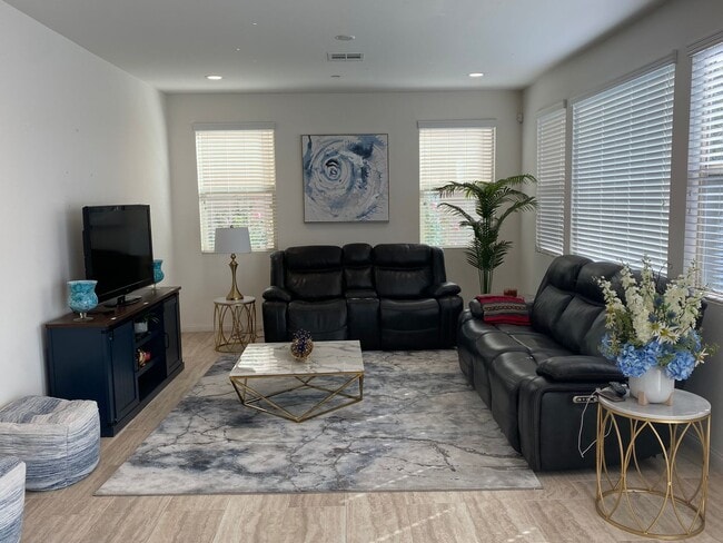 Building Photo - Large & Newer 4 Bedroom/3 Bath House in Sea Glass and Blue Strand Community