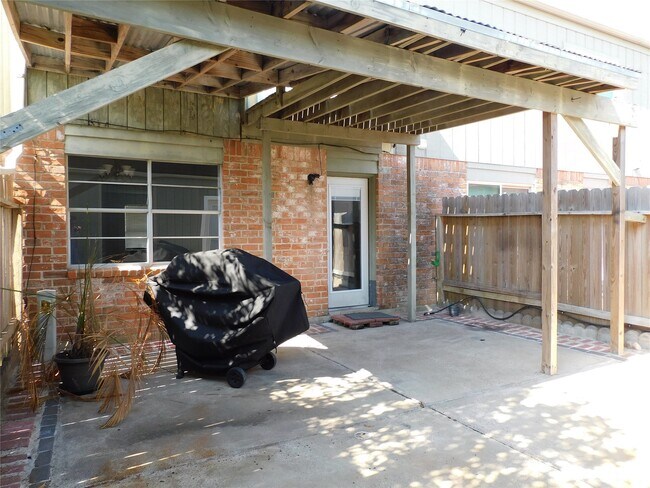 Building Photo - 414 1st St