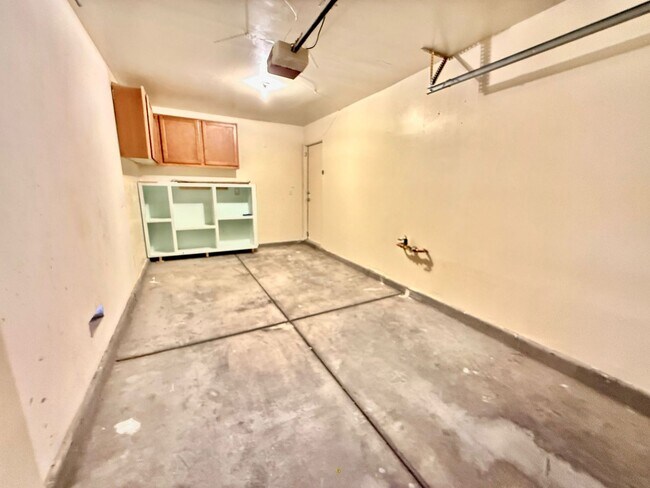 Building Photo - Stylishly Home in Gated Community – Minute...