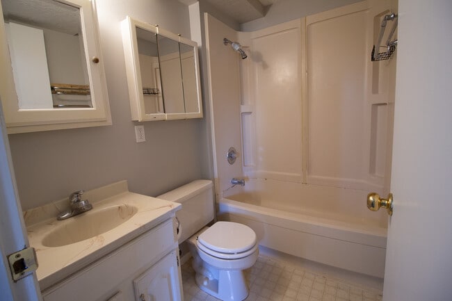 Building Photo - 1000 Lakota Ave